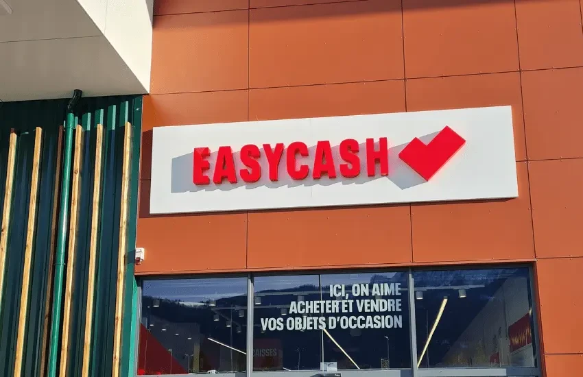 Devanture commerciale extérieure d'un magasin EASYCASH avec enseigne rouge et blanche sur façade orange