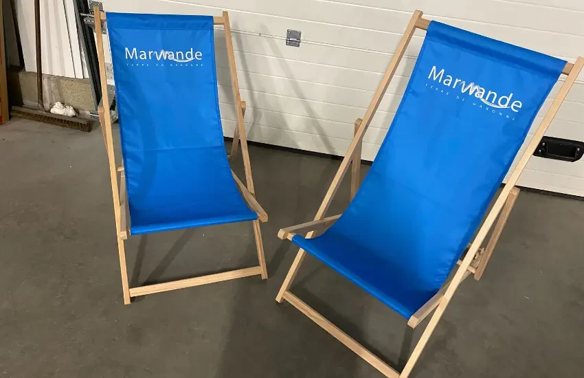 Modèles de cartes promotionnelles avec ruban rouge décoratif sur fond blanc et rouge