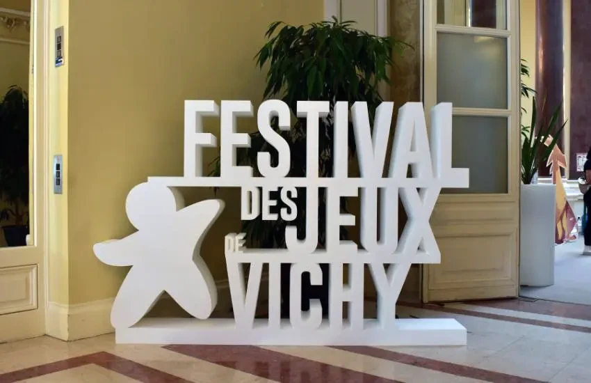 Devanture d'agence de services avec vitrine transparente et porte d'entrée vitrée