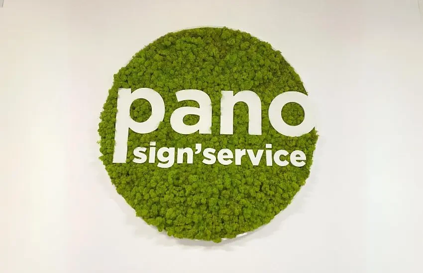 Façade extérieure d'un atelier automobile avec enseigne "ENTREE" et panneau "Services"