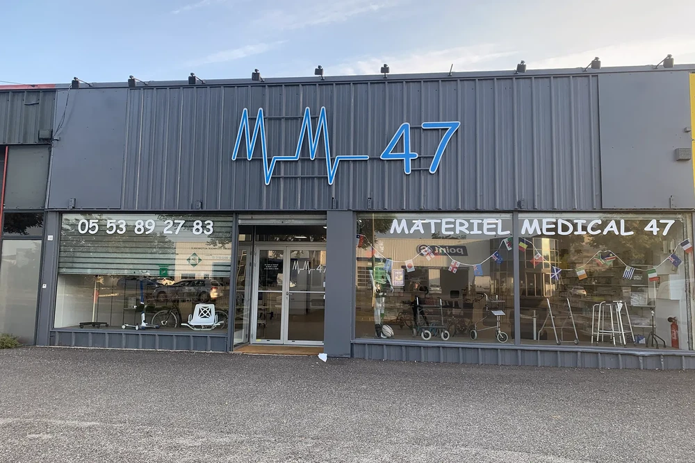 Devanture d'agence de services avec vitrine transparente et porte d'entrée vitrée