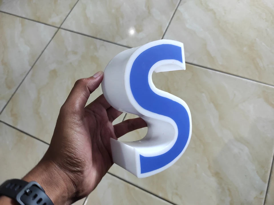 Enseigne extérieure de vignoble sous ciel bleu avec nuages