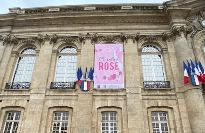 Concepteur graphique asiatique travaillant sur des croquis informatiques dessinant des esquisses de logo