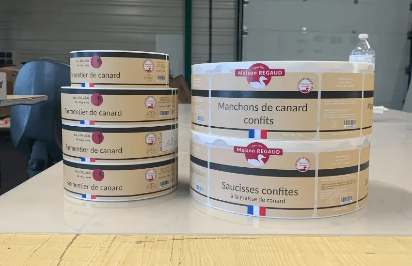 Les mains travaillent sur le site web ou l'application, la conception et la programmation de l'interface utilisateur