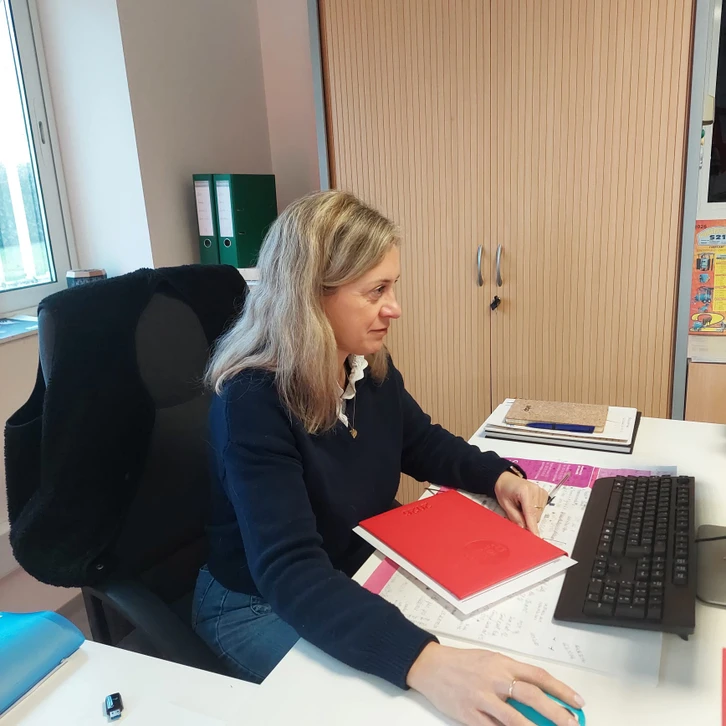 Un homme en t-shirt blanc supervise l'impression grand format sur une imprimante &agrave; jet d'encre industrielle