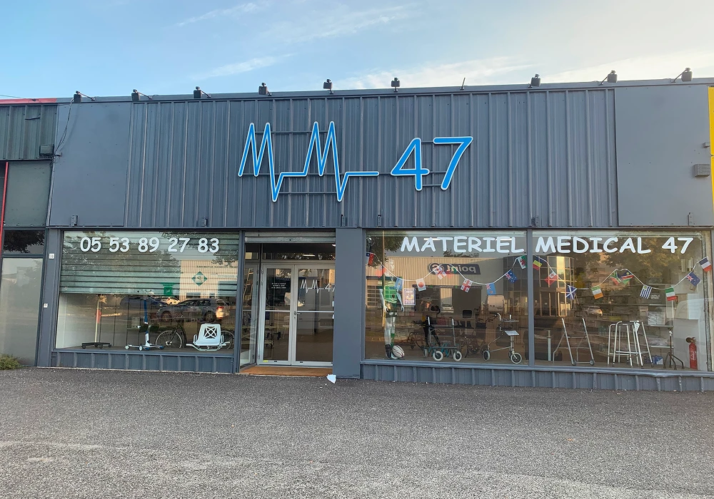 Devanture d'agence de services avec vitrine transparente et porte d'entrée vitrée